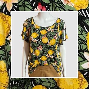 Cable & Gauge Lemon Print Cold Shoulder Top – Size L